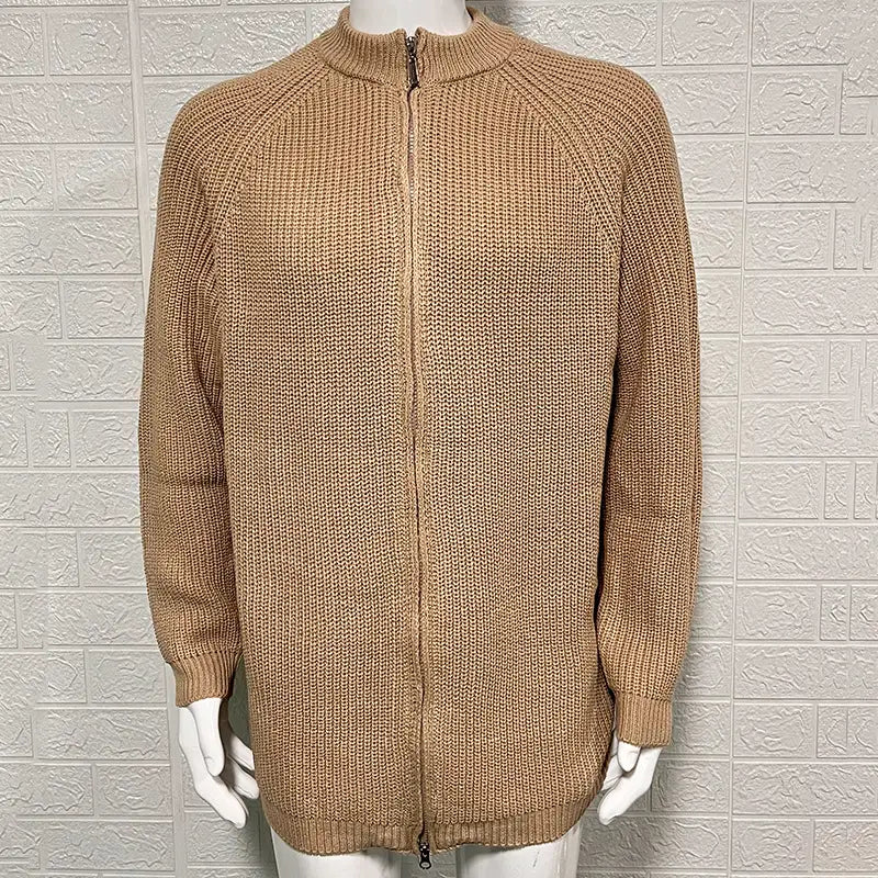 Herren-Slim-Fit-Rippstrick-Sweaterjacke mit Reißverschluss in Beige mit hohem Kragen und langen Ärmeln.