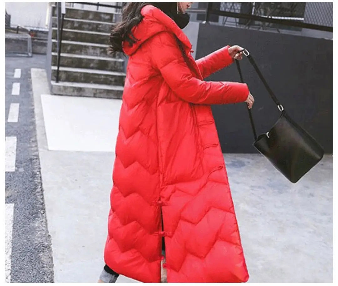 Manteau matelassé vibrant rouge avec capuche et fermeture avant traditionnelle à boutons grenouille chinois, pour tenir chaud et afficher un style.