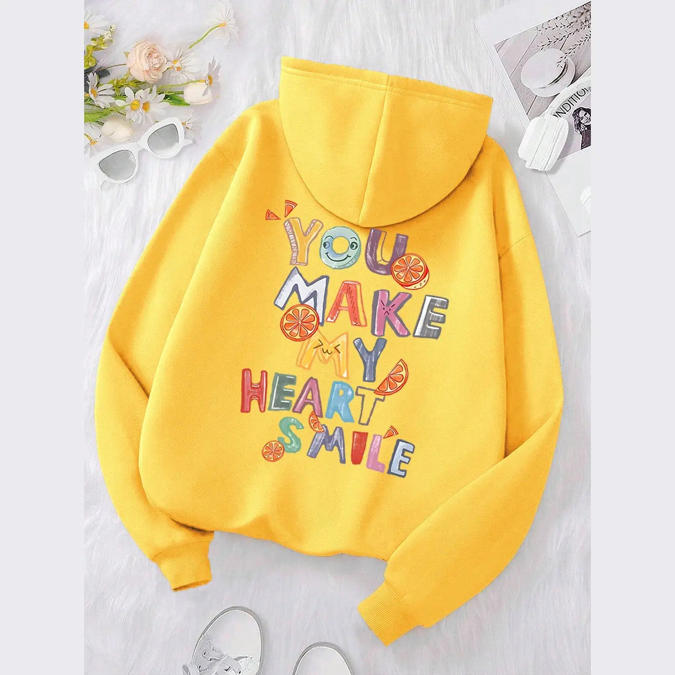 Hoodie décontracté jaune vif présentant un motif de fruits brodés multicolore, un texte à lettres sur le thème des agrumes.