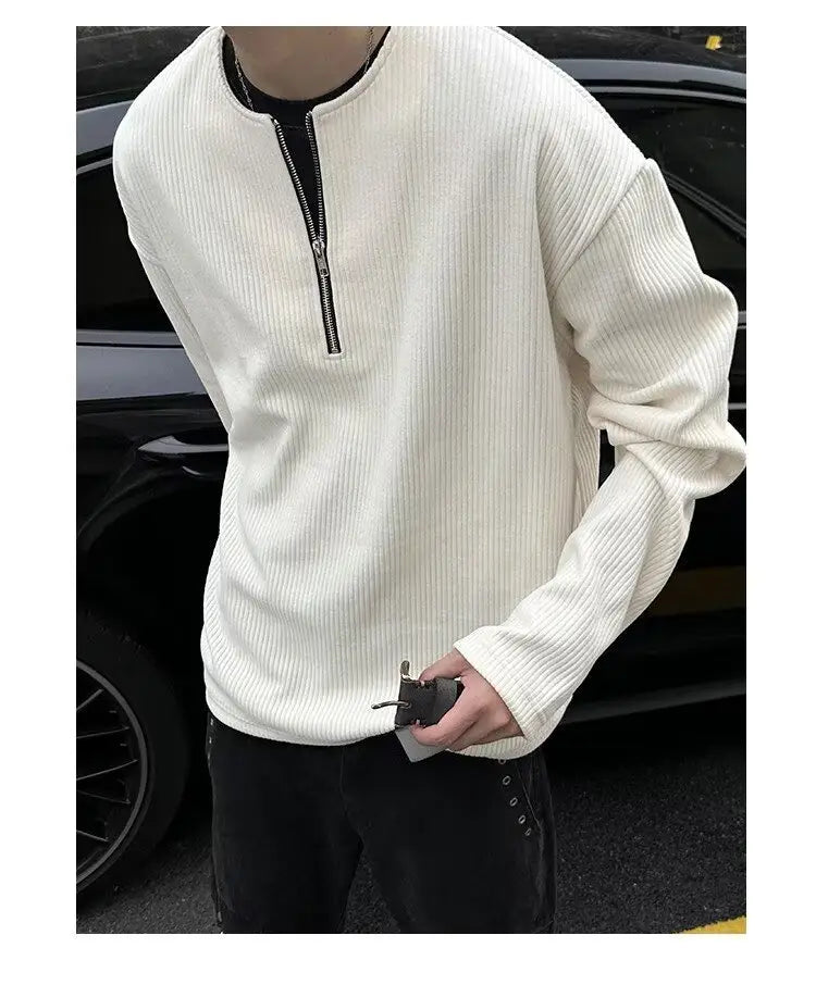 Suéter tipo jersey de punto acanalado color crema para hombre, de manga larga, con media cremallera negra en el cuello.
