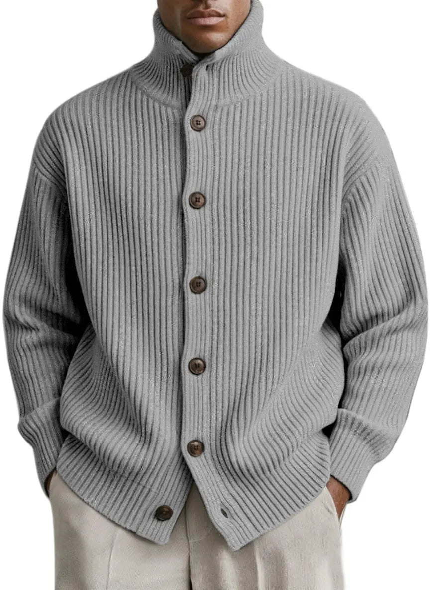 Herren-Turtleneck-Rippstrick-Cardiganmantel in Grau mit dunkelbraunen Knöpfen aus Rippstrickmaterial.