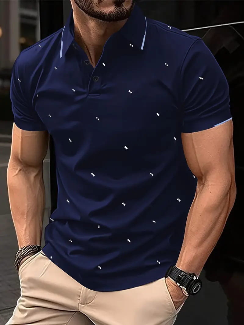 Navyblaues kurzärmeliges Kontrast-Herren-Poloshirt mit weißer, rautenförmiger Stickerei und hellgrauem Kragenbesatz.