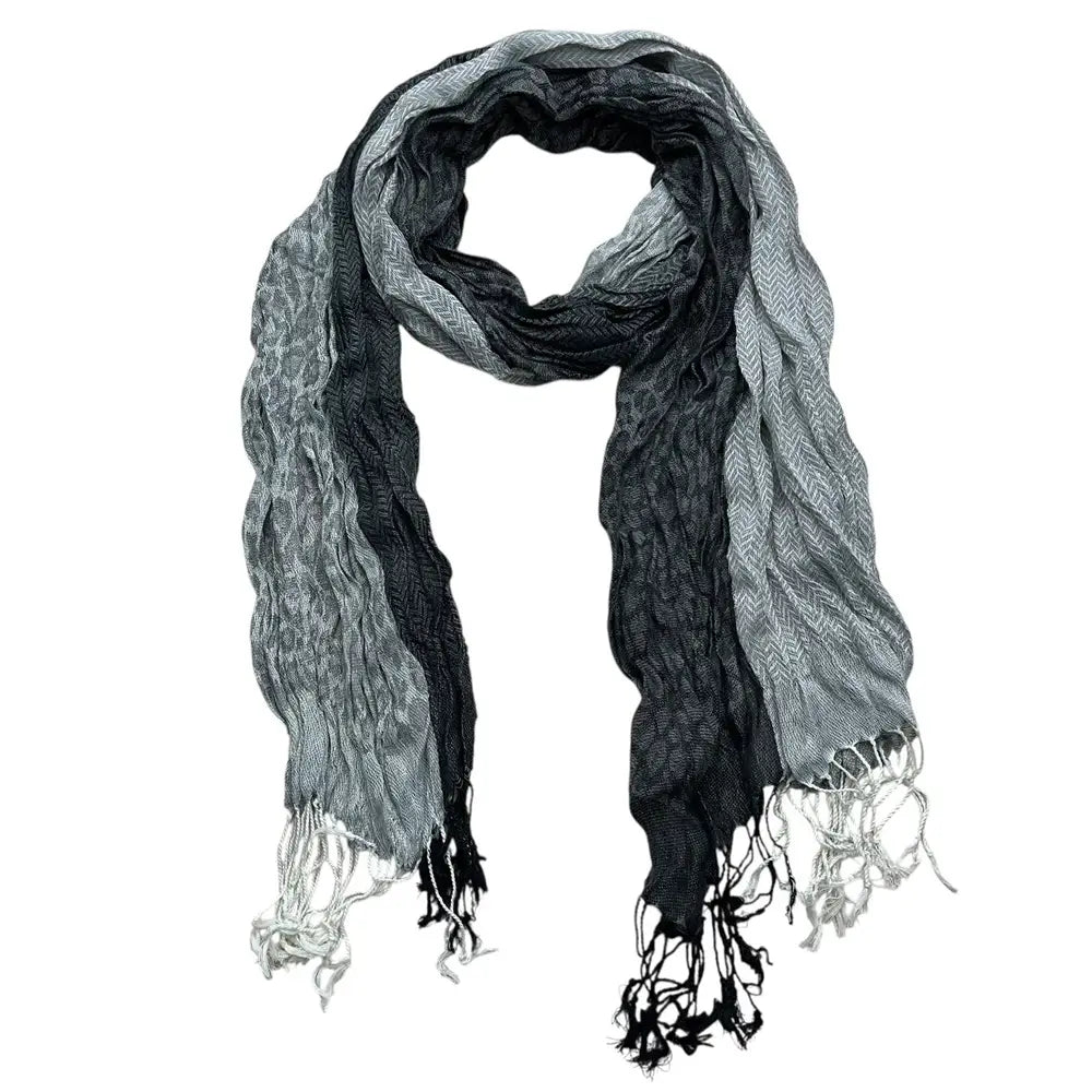 Écharpe longue d’hiver en polyester jacquard gris pour femmes, avec un motif chevron texturé noir et gris et des bords effilochés.