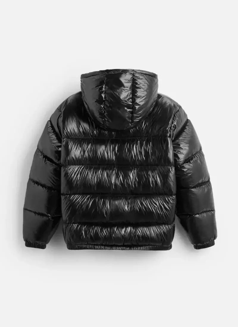 schwarze glänzende wattierte Kapuzen-Steppjacke mit glänzender Außenfläche, entworfen für Wärme und Stil