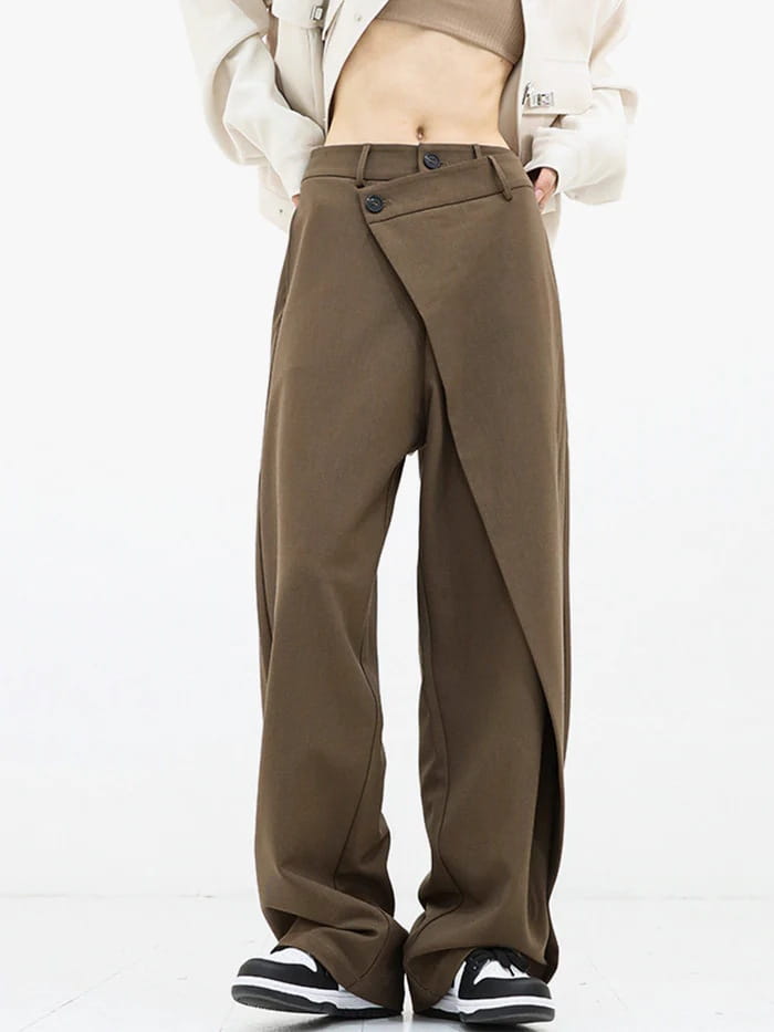 Braune Weitbein-Hosen mit einem markanten asymmetrischen Frontdesign und dunklen Knöpfen für einen stilvollen und modernen Look.