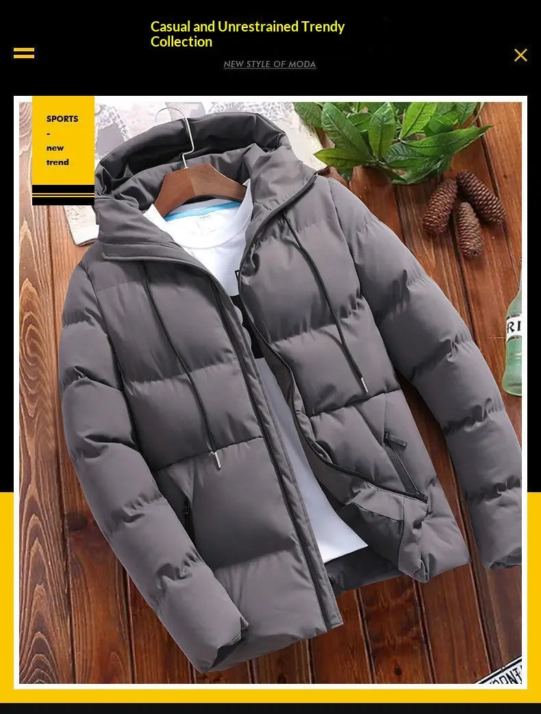 Doudoune à capuche en coton grise pour hommes avec cordons de serrage noirs, suspendue à un cintre en bois.