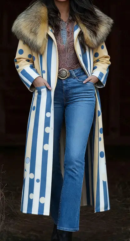 Retro-Damen-Langmantel mit Print mit cremefarbenen und blauen vertikalen Streifen, großen weißen Punkten sowie einem weichen tanfarbenen Fellkragen.