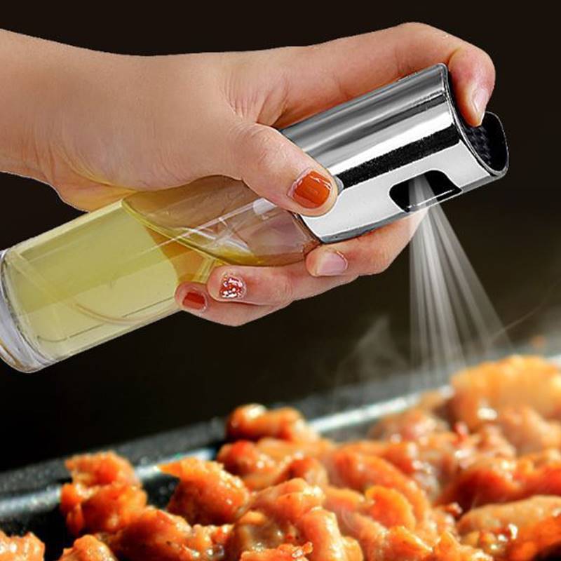 Eine elegante transparente Glas-Ölsprühflasche mit einer glänzenden verchromten auslaufsicheren Düse und einem Auslösermechanismus zum Kochen.