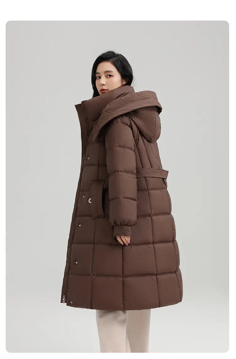 Brauner Slim-Fit-Steppmantel mit Daunenfutter für Damen mit Kapuzen- und Gürteldetails.