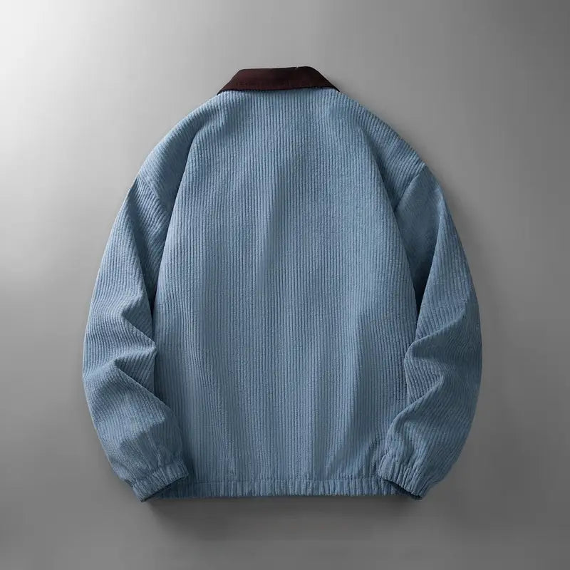 Herren-Lifestyle-gestickte Cord-zipjacke in hellblau mit kontrastierendem dunkelbraunem Kragen.