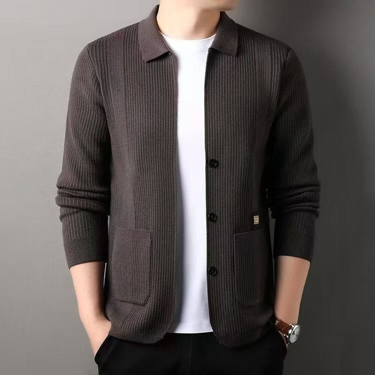 Herren-Rippstrick-Cardigan-Mantel in Dunkelgrau mit Kragen und vorderem Knopfverschluss aus Rippstrickstoff.