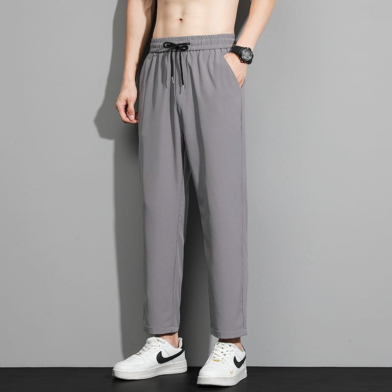 Herren-Freizeithose mit Kordelzug in Grau mit entspannter Passform und zulaufenden Beinen, entworfen für Komfort und Stil.