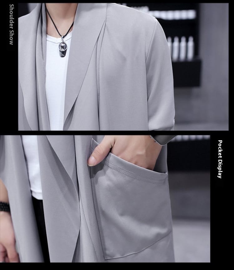 Abrigo tipo capa con capucha, de frente abierto y corte ajustado para hombre, en tejido ligero color gris claro, con un diseño moderno y elegante.