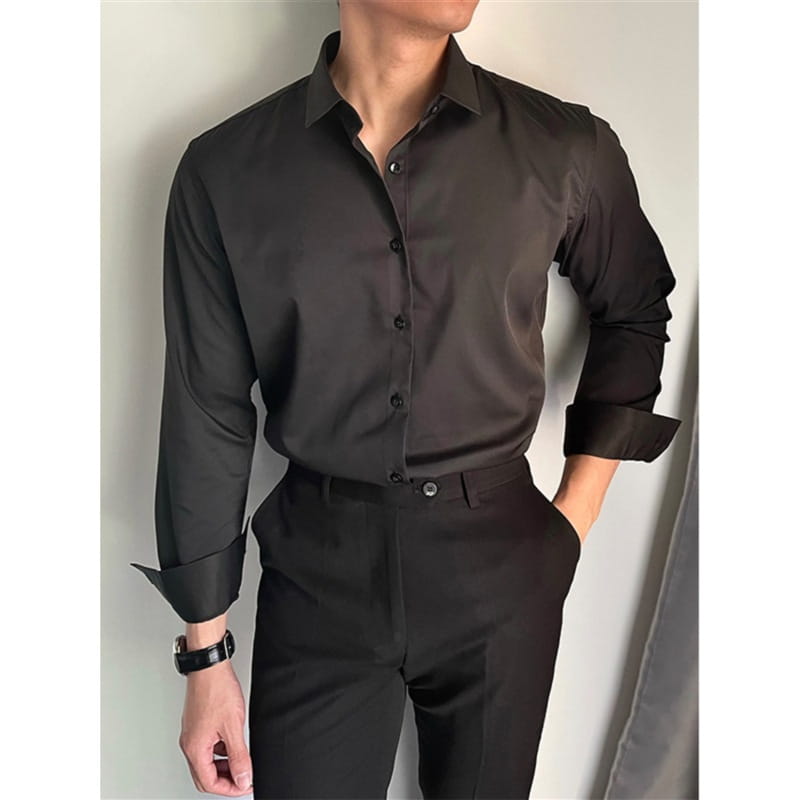 Herren-Korean-Slim-Fit-Langarmhemd in Schwarz mit markantem Kragen und umgeschlagenen Manschetten.