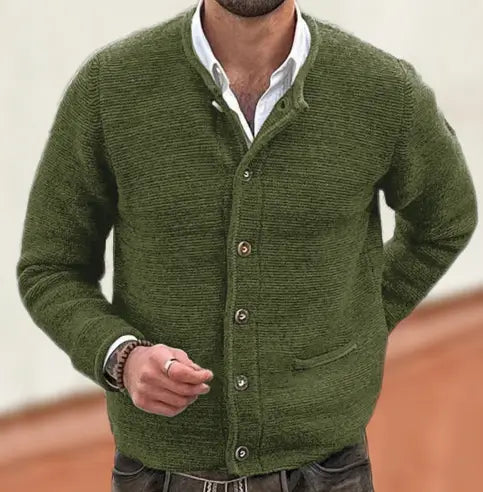 Herren-Strickjacke Slim Fit mit langen Ärmeln, in olivgrünem meliertem Strick, mit Knopfleiste und Fronttaschen.