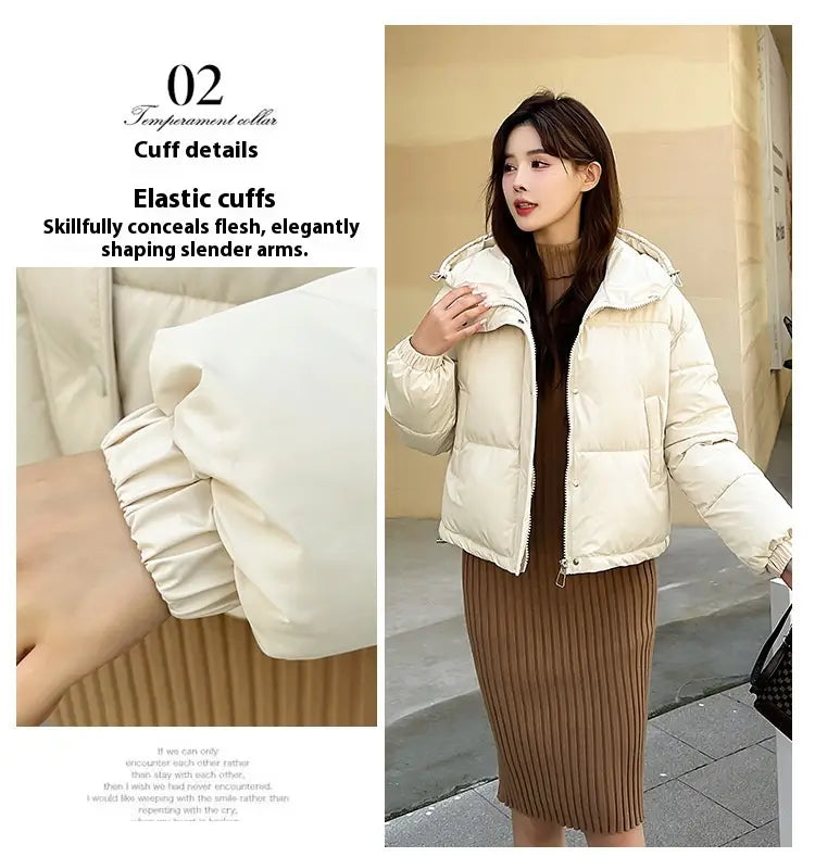 Cremefarbene leichte Kapuzen-Pufferjacke aus Baumwolle mit elastischen Bündchen, die die Arme sanft konturieren.