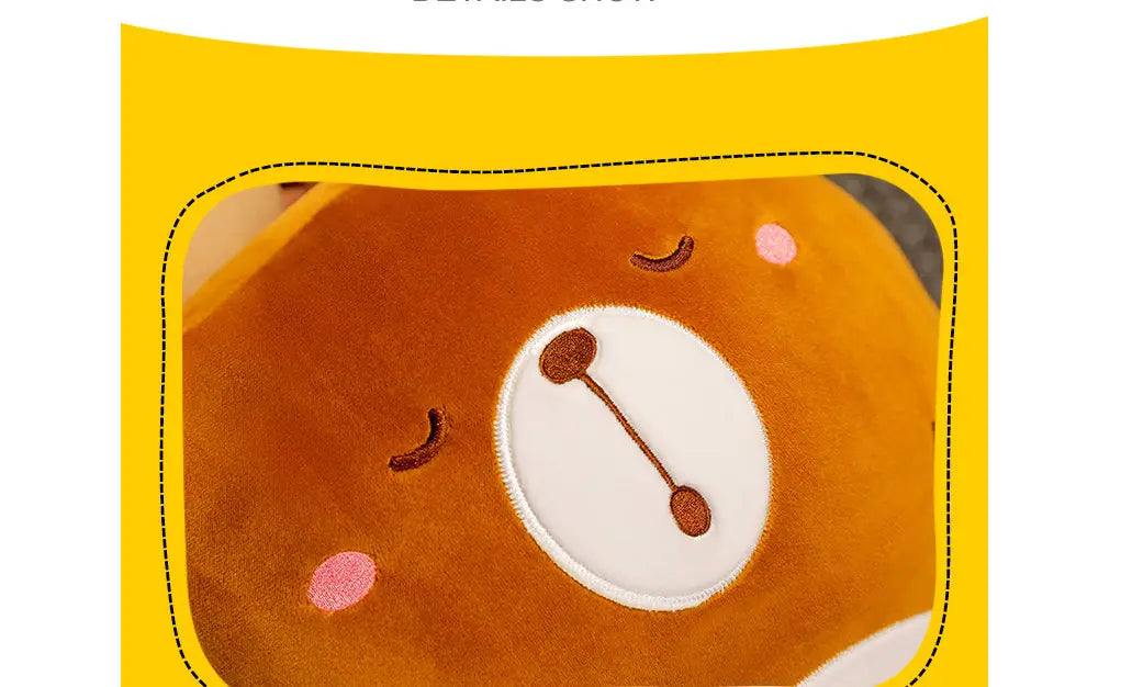 Ein plüschiges orangefarbenes Cartoon-Tier-Kissen als Decke, 2-in-1-Plüschkissen, mit einem weißen runden Gesichtsstickbild, braunen Augen und rosa Wangen.