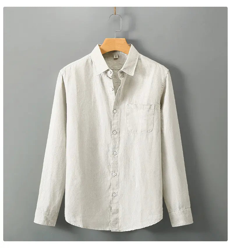 Chemise de protection solaire en lin pour homme beige clair avec manches longues, un col classique, une patte boutonnée sur le devant et une poche poitrine.