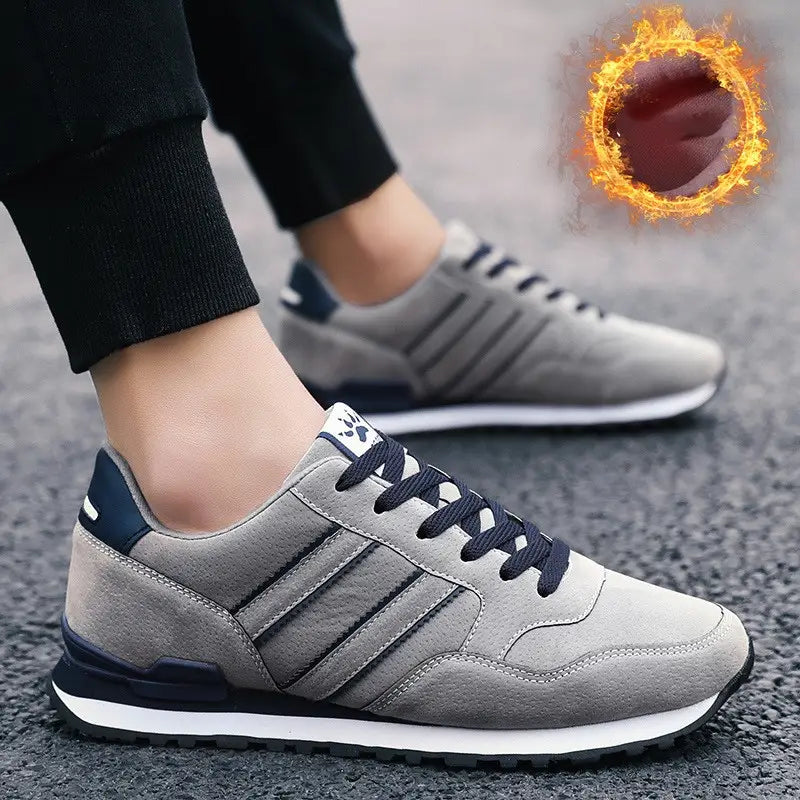 Baskets de mode athlétiques en daim pour hommes en gris, avec des touches de bleu marine et trois bandes parallèles, dotées d’une semelle intermédiaire blanche et d’une semelle extérieure noire, disponibles du pointure 39 à 44.