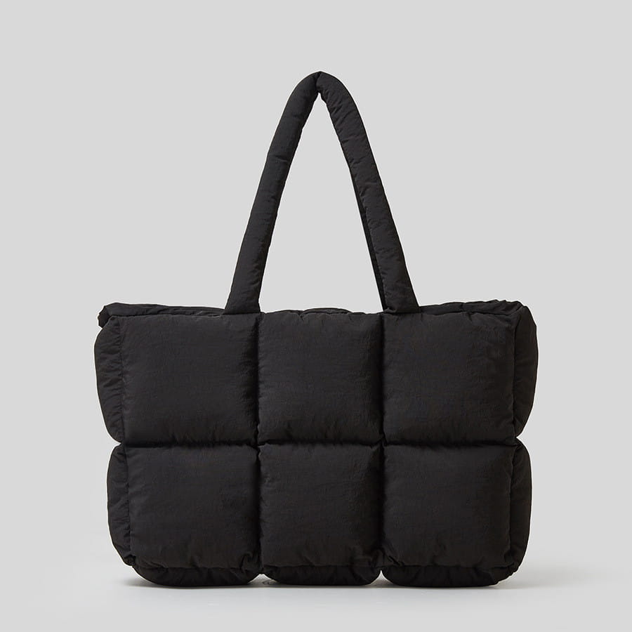 Bolsa tote acolchada tipo puffer negra con asas acolchadas hechas de algodón suave, adecuada para el uso diario.