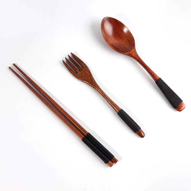 Ensemble de couverts en bois de 4 pièces, réutilisables pour les déplacements, avec des bandes antidérapantes noires texturées sur les poignées, fabriquées en bois.
