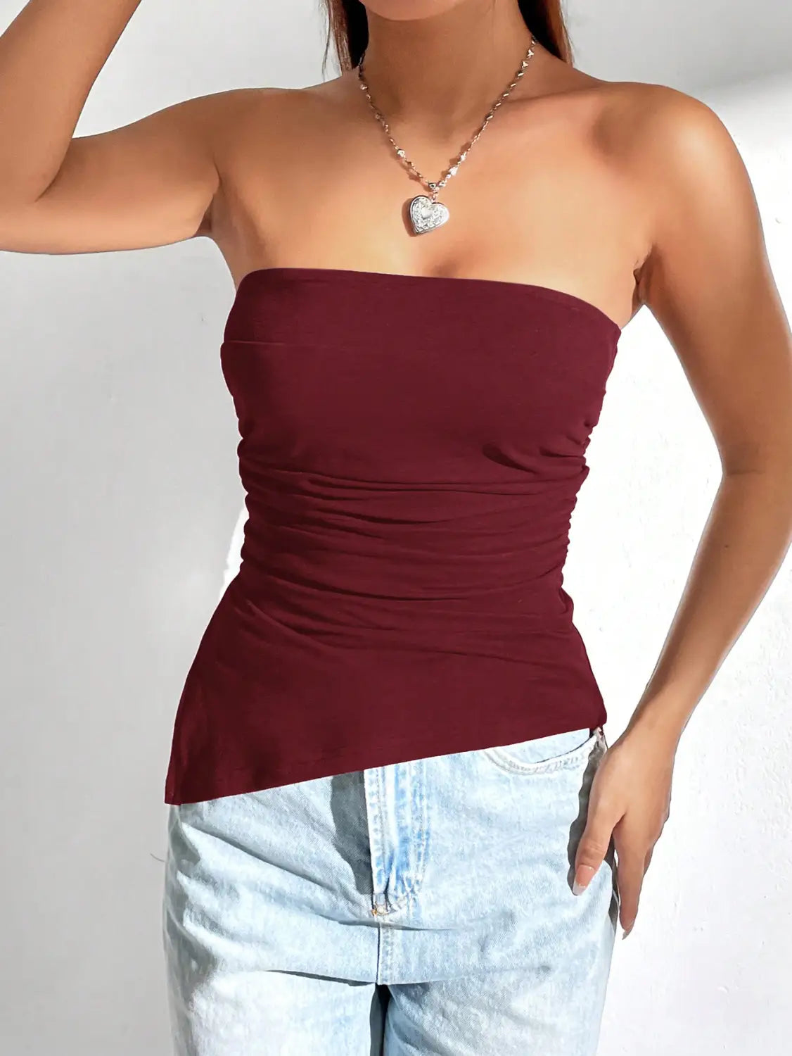 Ein dunkelrotes (Bordeaux) gerafftes trägerloses Cami-Top mit gerafftem Oberteil und Peplum-Saum, ideal für stilvolle Freizeitkleidung.