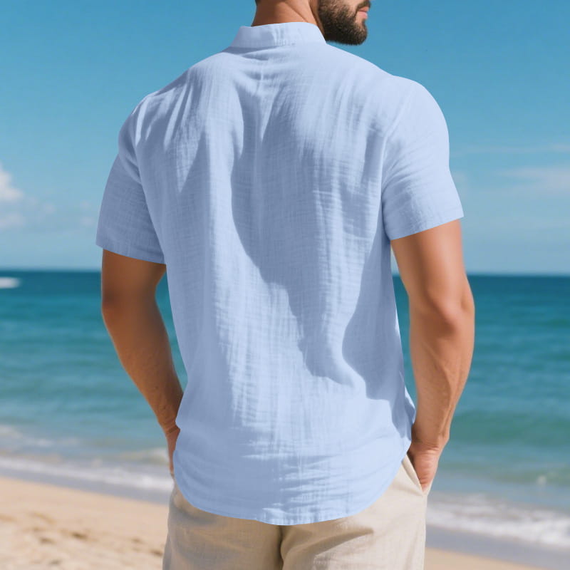 Herren-Leinenhemd im lässigen Stil mit kurzem Ärmel in Hellblau, mit Kragen und kurzen Ärmeln aus atmungsaktivem Leinenstoff.
