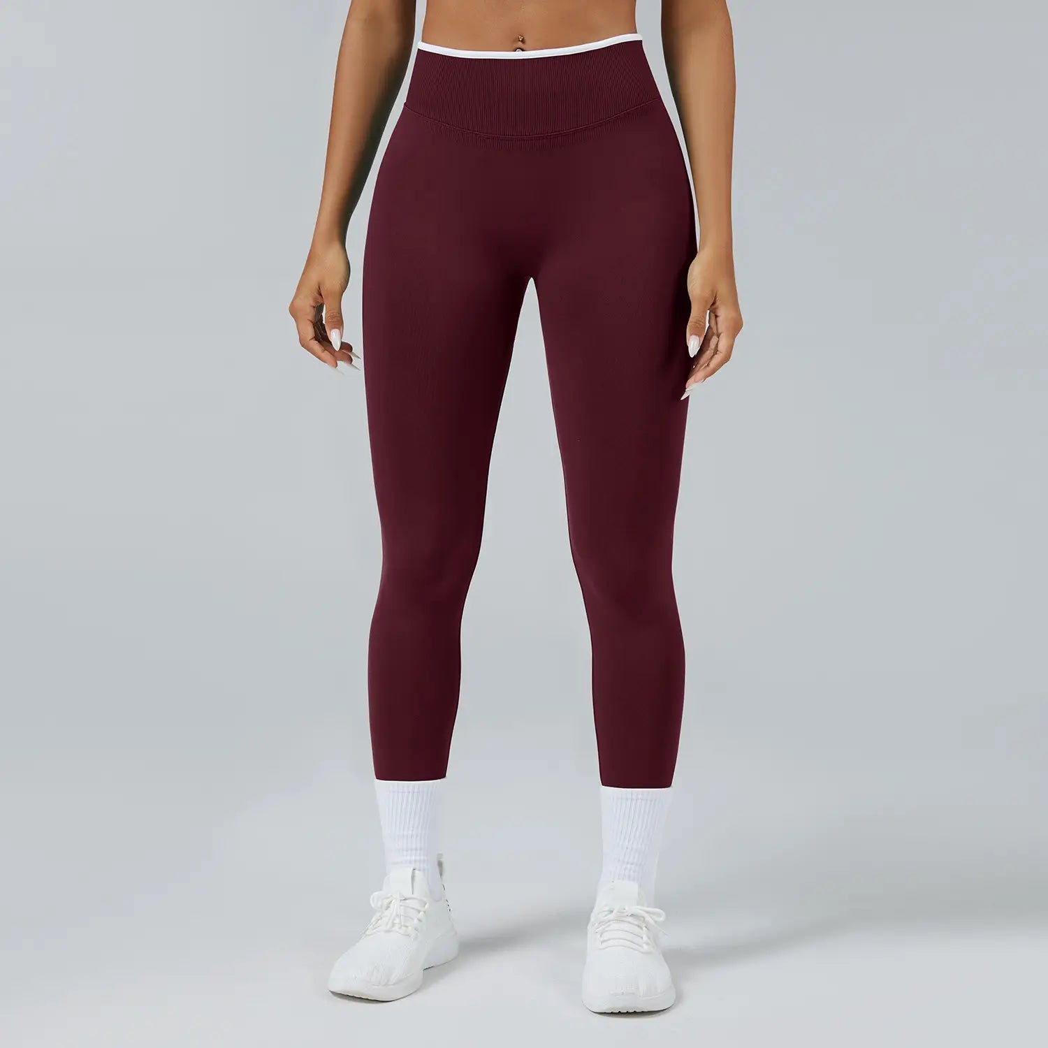 Nahtlose Sport-Yoga-Leggings mit hoher Taille in Bordeauxrot mit geripptem Bund und weißem Zierbesatz an den Bündchen.
