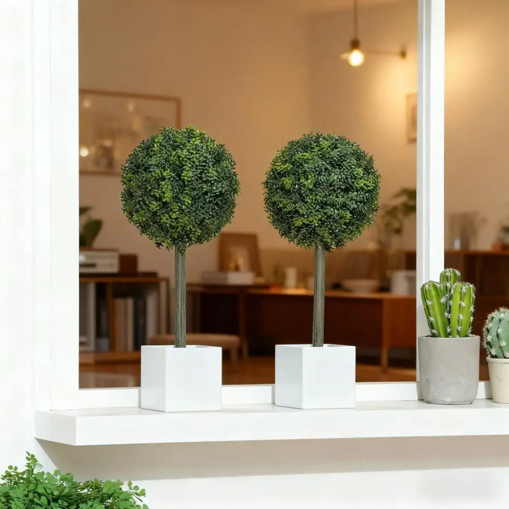 Zwei identische künstliche Buchsbaum-Topiary-Kugeln mit dichtem grünem Laub und schlanken grauen Stielen in eleganten weißen quadratischen Töpfen aus dem Set „Buchsbaum-Topiary-Kugeln“ mit 2 Stück mit weißen Töpfen.