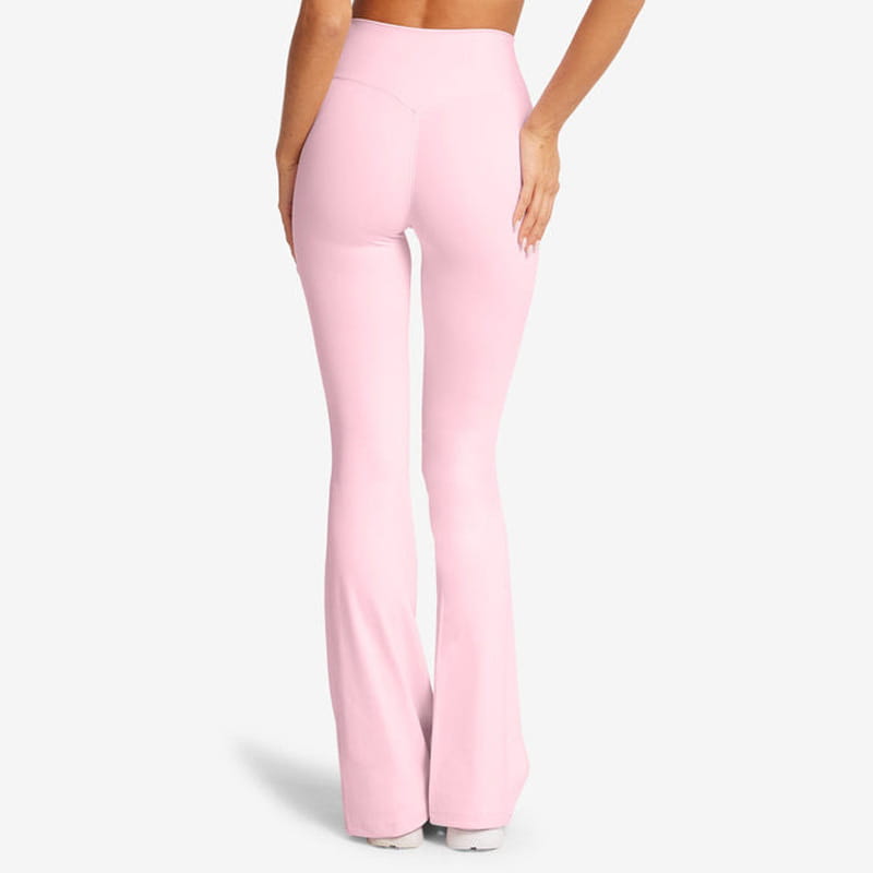 Leggings de yoga roses taille haute évasés, fabriqués dans une matière extensible conçue pour des mouvements confortables pendant l’exercice