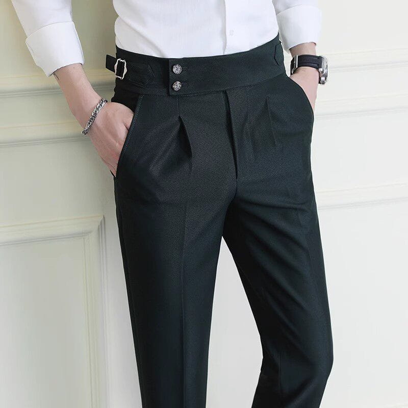 Schwarze, maßgeschneiderte Herren-Sommerhose mit geradem Schnitt für den Business-Bereich, mit hoher Taille, zwei silberfarbenen Knöpfen und Detail an der Gürtelschlaufe.