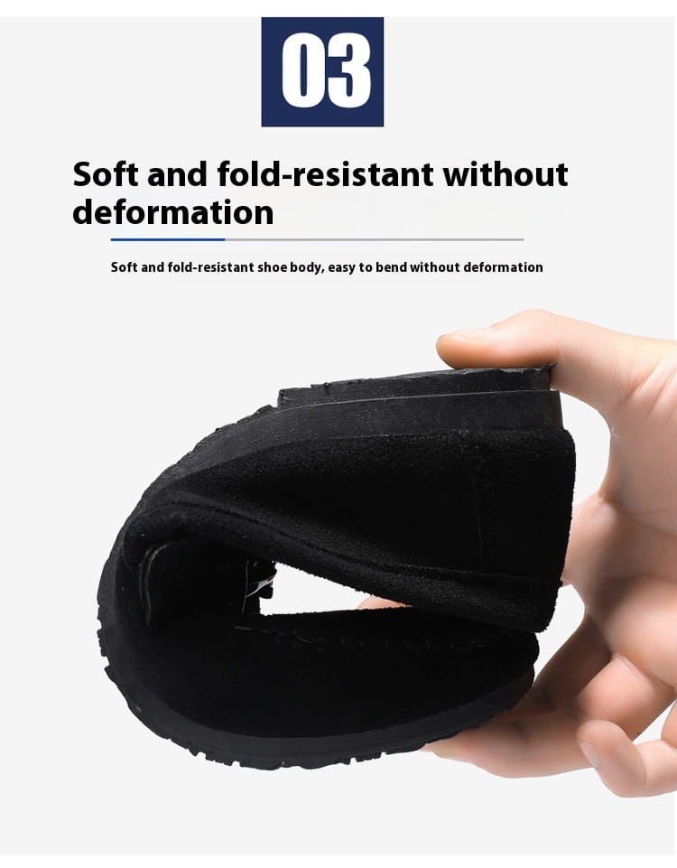 Mocassins à enfiler en daim marron pour homme avec mors de cheval, comportant une semelle intérieure noire souple, résistante aux plis, à la texture moelleuse