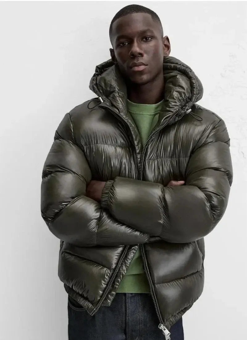 Glänzende wattierte Kapuzen-Steppjacke in Olivgrün mit glänzender Nylonoberfläche und Steppdesign.