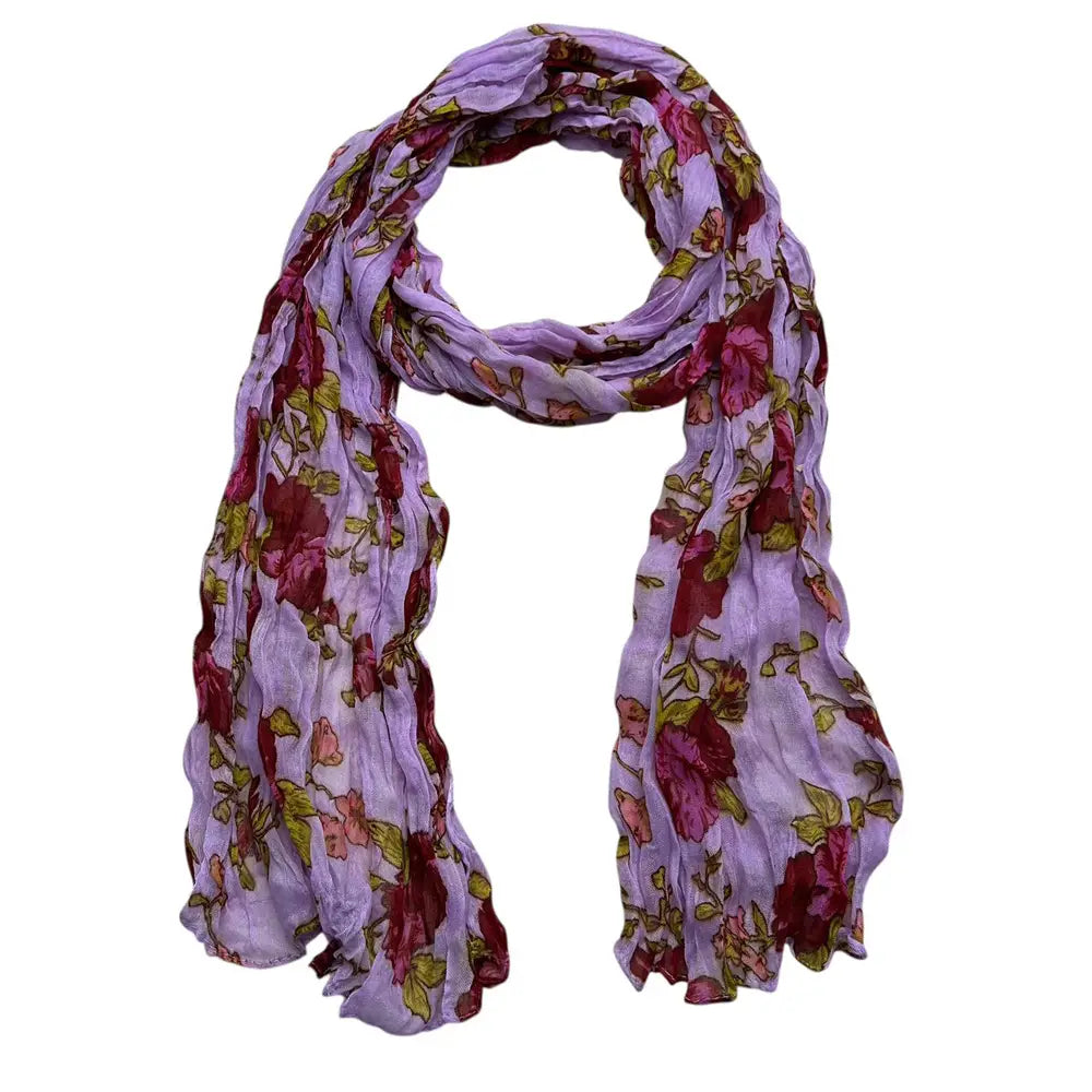 Une écharpe en polyester froissé à fleurs magenta lavande douce, avec un motif délicat mettant en avant des fleurs rouge foncé et vertes.