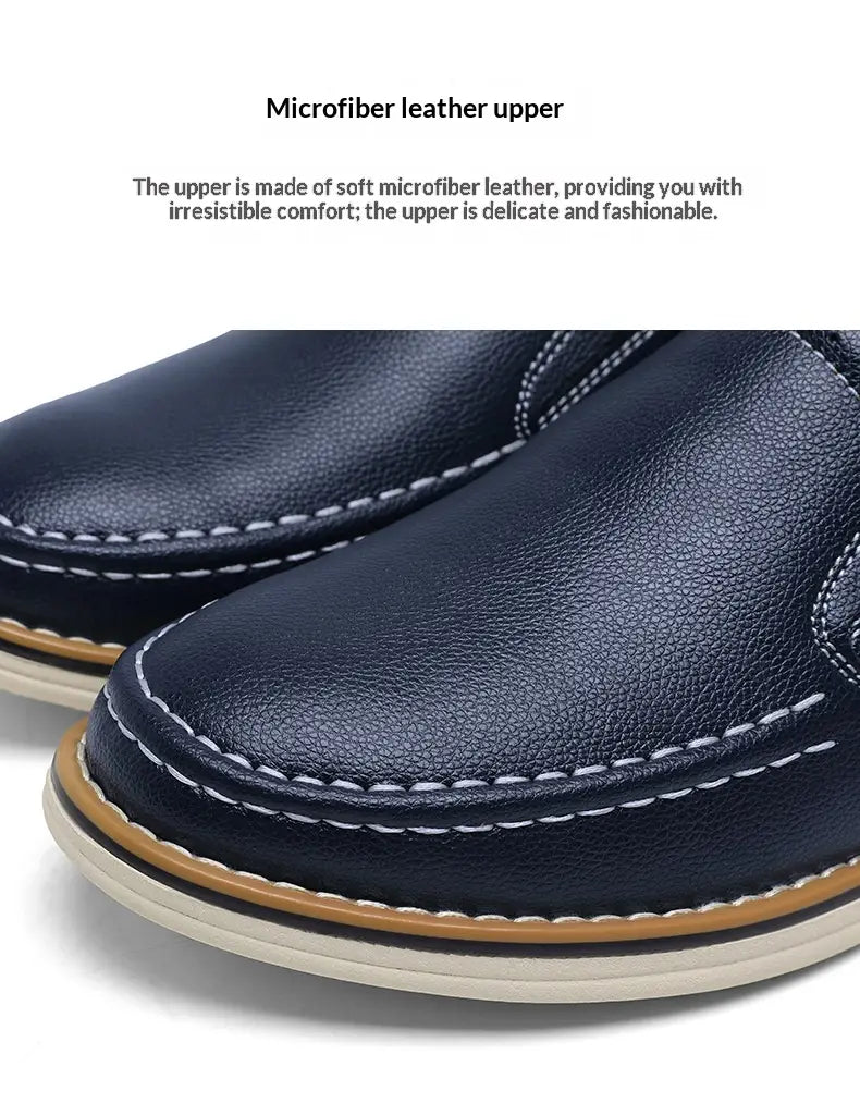 Handgenähte Lederschlupf-Loafer in Form von legeren Bean-Shoes aus dunkelblauem Mikrofaserschl​​eder mit weißer Ziernaht und beiger sowie cremefarbener Gummisohle.