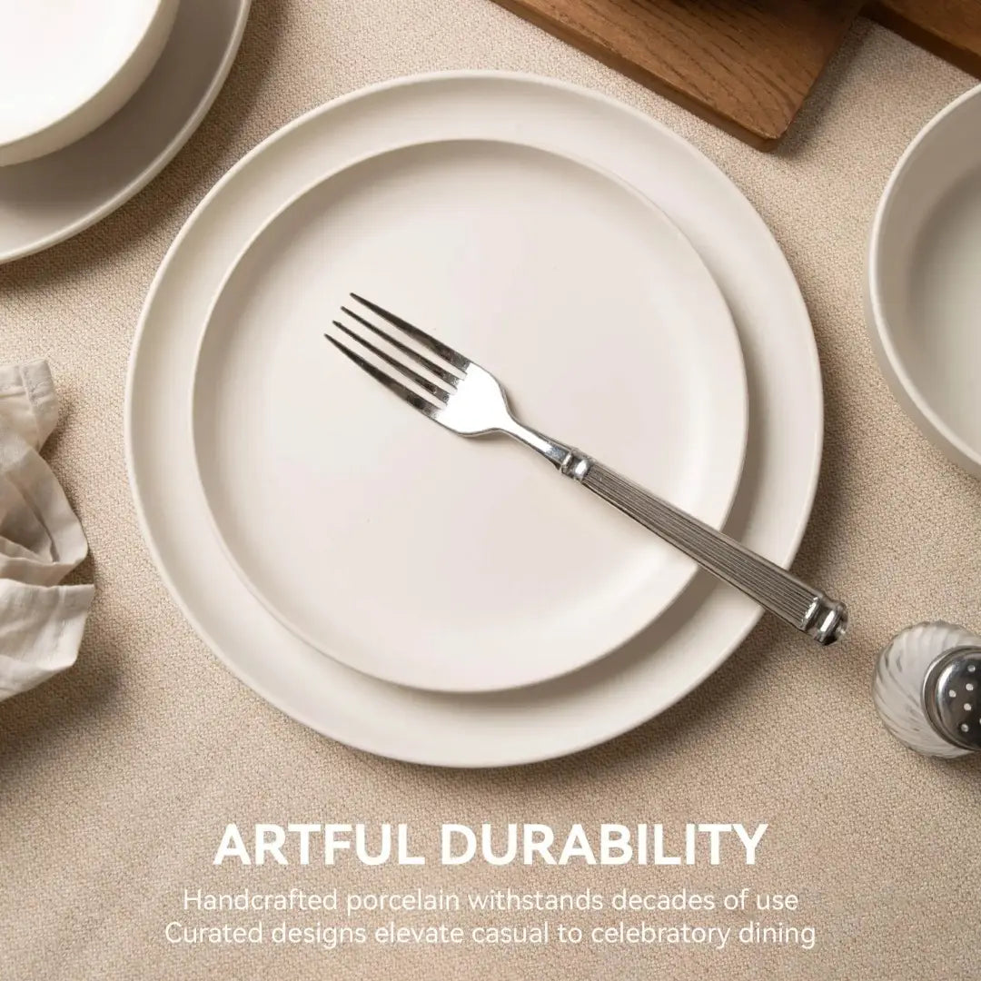 Un plato de porcelana blanco minimalista y elegante para la cena, con un borde sutil y una superficie lisa, de un juego de vajilla de gres de 12 piezas con tazas para tres.