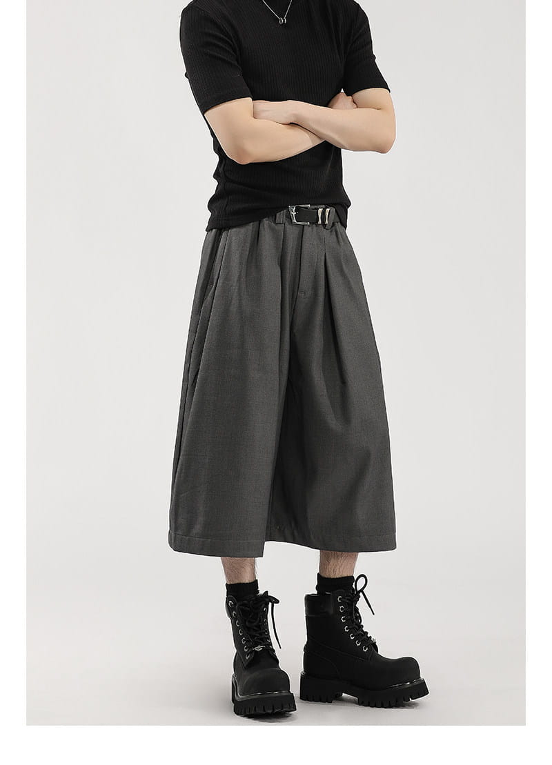 Short de costume pour hommes à jambes larges plissées gris foncé à taille haute, coupe décontractée et poignets retroussés.