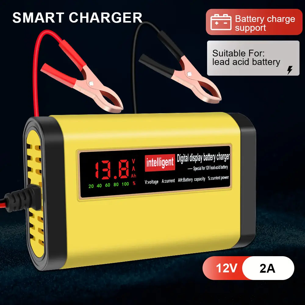 Cargador inteligente para batería de automóvil de 12 V con pantalla digital amarillo y negro y pinzas tipo caimán rojo y negro para baterías de 12 V de plomo-ácido AGM y gel.