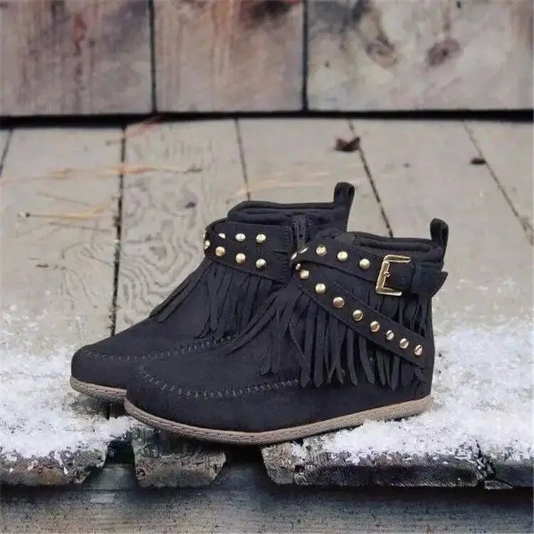 Botines retro negros de ante con tachuelas de tono dorado y diseño de borlas con flecos para calzado plano
