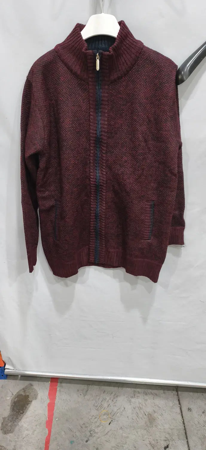 Herren-Cardigan mit Strukturstrick und Reißverschluss in Bordeaux, mit geripptem Kragen und Bündchen, aus Strickstoff.