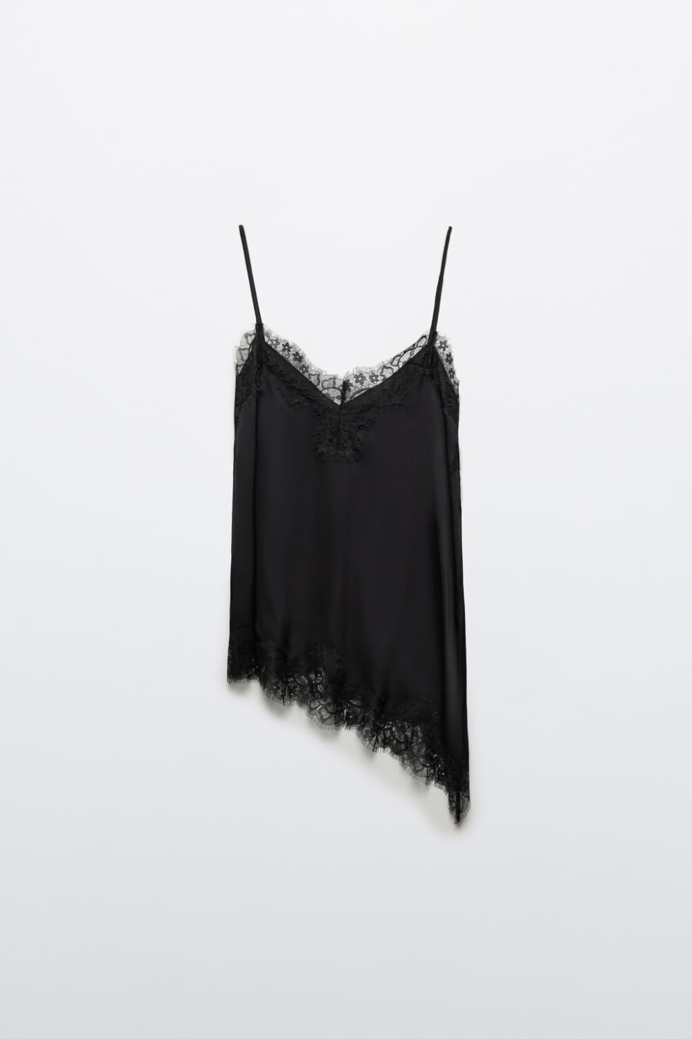 Schwarzes Spitzenbesatz-Satin-Camisole-Top mit dünnen Spaghettiträgern und asymmetrischer Saumlinie aus braunem Satinmaterial.