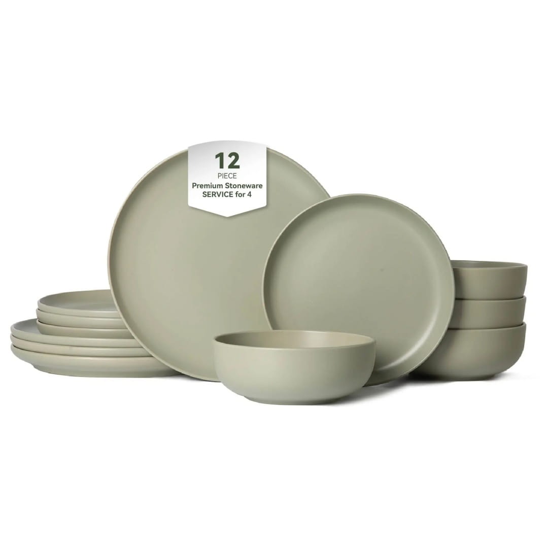 Ein minimalistisches 12-teiligen Premium-Steinzeug-Geschirrset in matter Salbeigrünfarbe mit runden Tellern und Schalen und klaren modernen Kanten für vier Personen