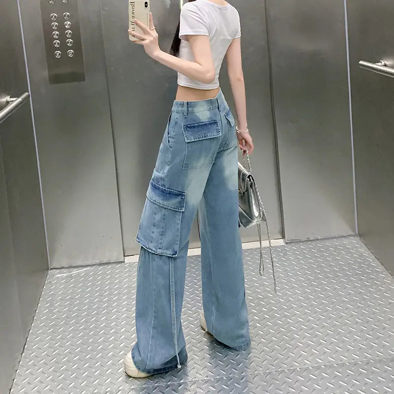 Jeans-Cargohose mit weitem Bein in hellem Wasch, mit mehreren Taschen und hellem Waschmaterial.