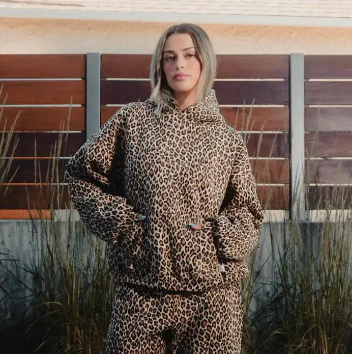 Ein gemütliches übergroßes American-Vintage-Set mit Leopardenmuster aus Hoodie und Hose aus weichem Plüschmaterial.