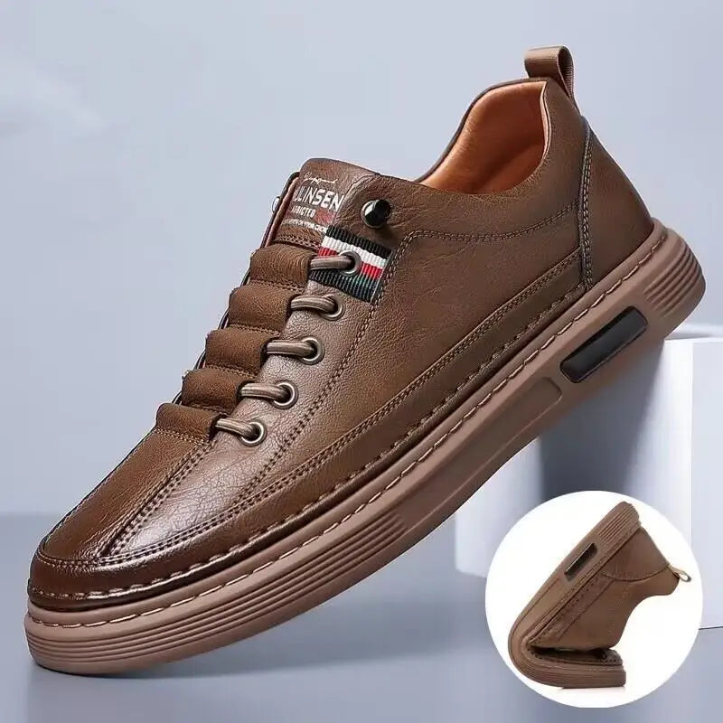 Brauner Ledersportschuh mit strukturierter Oberfläche, gepolsterter Sohle, passenden Schnürsenkeln und Ziernähten sowie einem dezenten, gestreiften Einsatz nahe der Zunge, ausgelegt für Mode und Komfort.