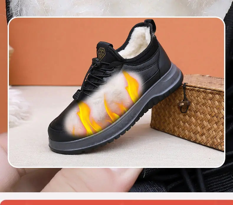 Zapatilla de cuero negra con forro de lana de invierno para hombre, con forro blanco acolchado y gráfico de llamas que resalta su calidez.