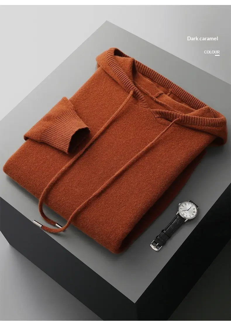 Sudadera con capucha de cachemir para hombre en color caramelo oscuro, con textura de punto acanalado suave y cordones a juego, diseñada como jersey holgado para el invierno.