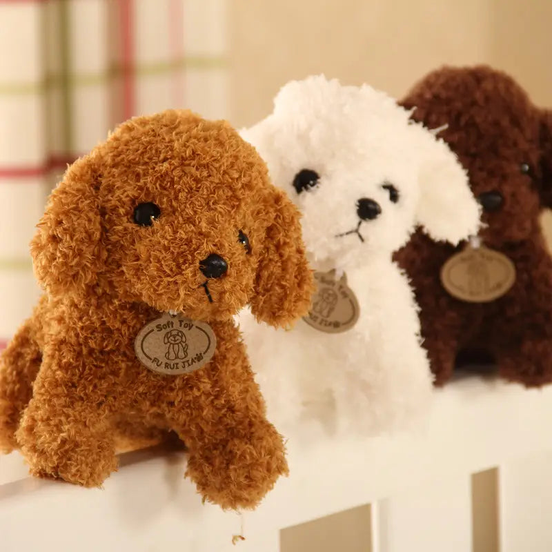 juguete de peluche de perro oso esponjoso marrón que presenta un diseño de peluche de caniche suave con ojos de botón negros y nariz, y una etiqueta circular con el texto «soft toy» y una pequeña ilustración de un perro