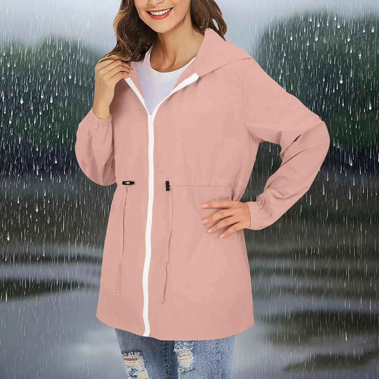 Eine zartrosa, leichte wasserdichte Windbreaker-Regenjacke mit Kapuze für Damen, mit weißem Reißverschluss und Verzierung.