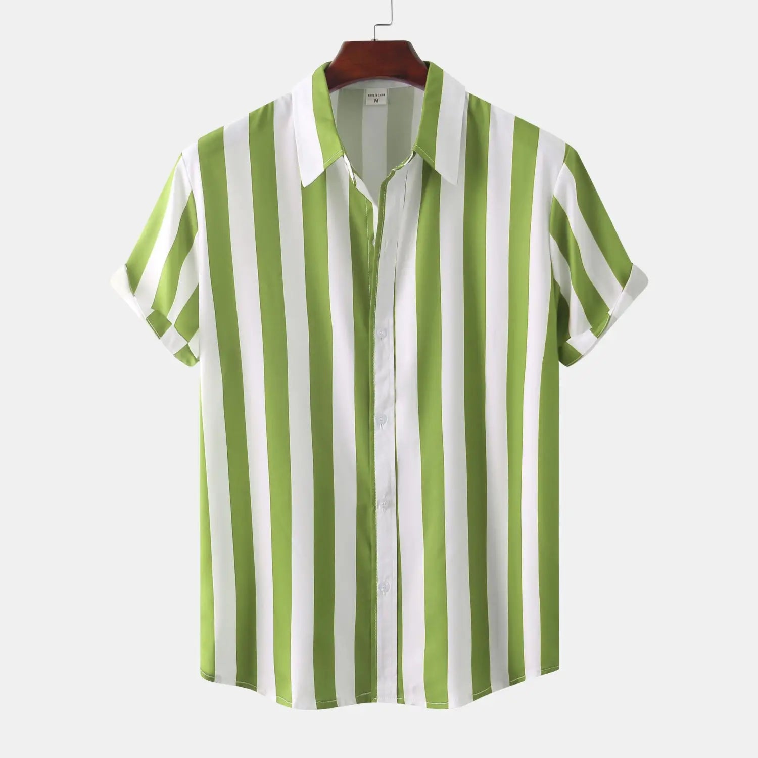 Chemise pour homme à rayures, à manches courtes, boutonnée sur le devant, aux rayures verticales vert citron et blanc, suspendue à un cintre en bois.